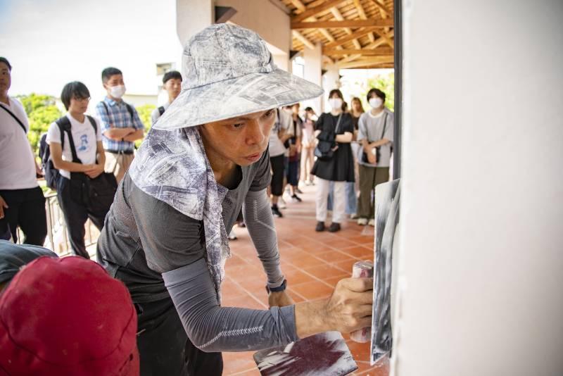 「熱蘭遮博物館」灰壁修復另類展示 匠師現場講解「抹灰」給你看