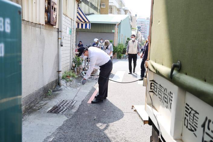 防疫沒有假期全力守護市民健康 黃偉哲實地進行戶外化學防治作業 