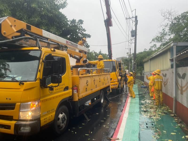 海葵颱風肆虐 台電高雄區處不畏風雨力拚今日全數復電