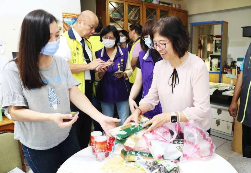 淡水父失智子罹病需自費藥劑施打 圓融行善團緊急救援