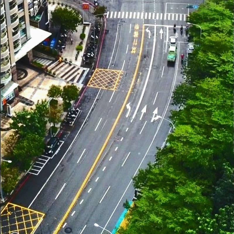 提升行車效率-明誠美術東二路口  高市交通局進行標線改造