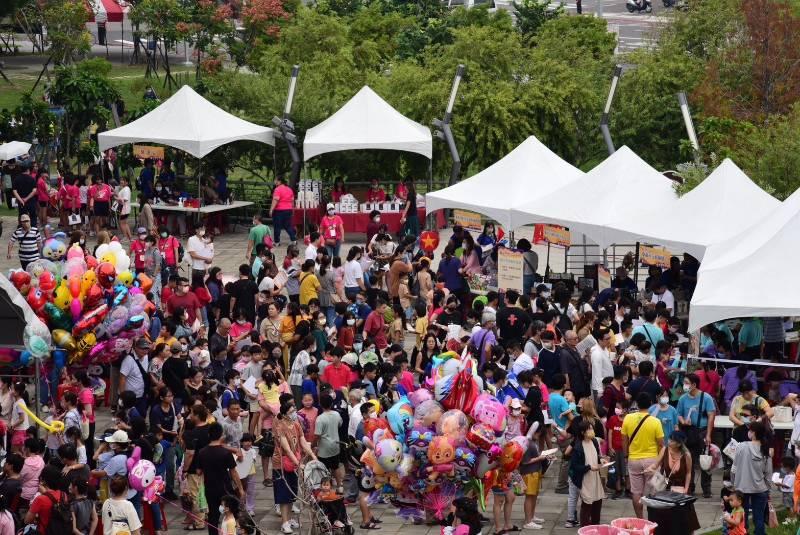 南市「新心相連甜蜜蜜家庭日」鄭新輝局長偕新住民家庭化身滅蚊戰士倡議家務共作