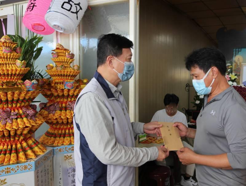 南市軍人服務站代表愛爾麗集團慰問急難士兵眷屬 溫馨感人