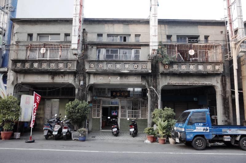 麻豆老屋見證市街變遷 公、私部門攜手合作 火災毀損街屋保留立面邁向新生