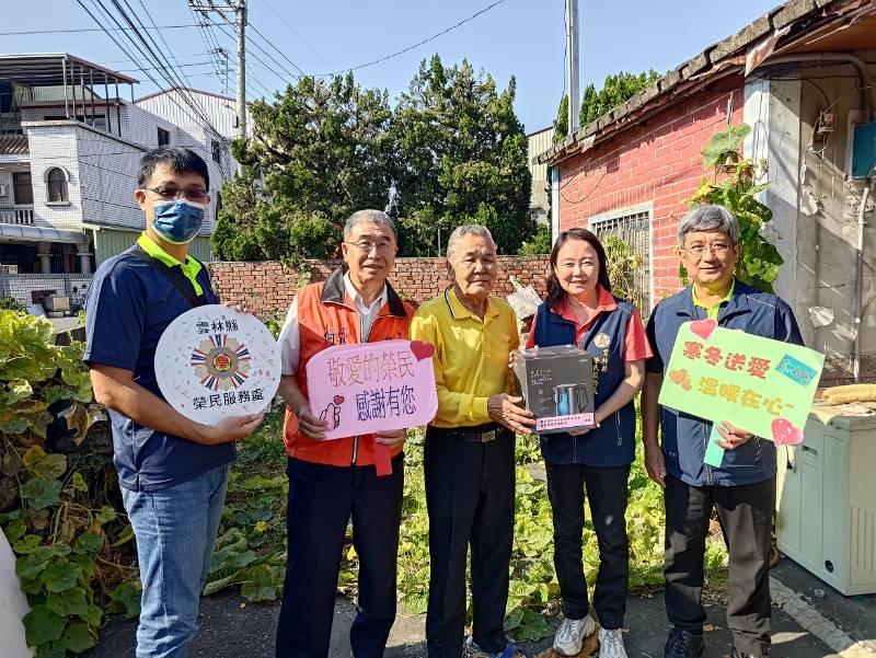 雲榮服處送暖贈快煮壺　榮民長輩感受便利溫馨