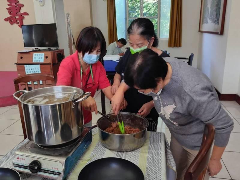 彰化榮家住民下廚煮美食 滿足味蕾豐富心靈