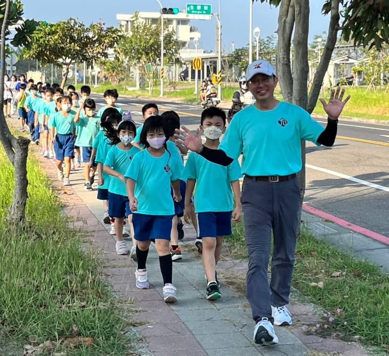 九份子國中小學師生響應全民健走日 