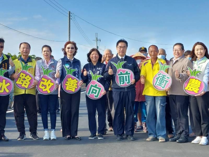 臺南市長黃偉哲視察北門區中洲農地重劃區緊急農水路改善成果，宣布明年農地重劃農水路改善經費投入5.05億元