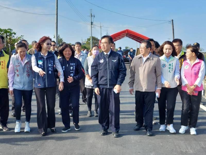 臺南市長黃偉哲視察北門區中洲農地重劃區緊急農水路改善成果，宣布明年農地重劃農水路改善經費投入5.05億元