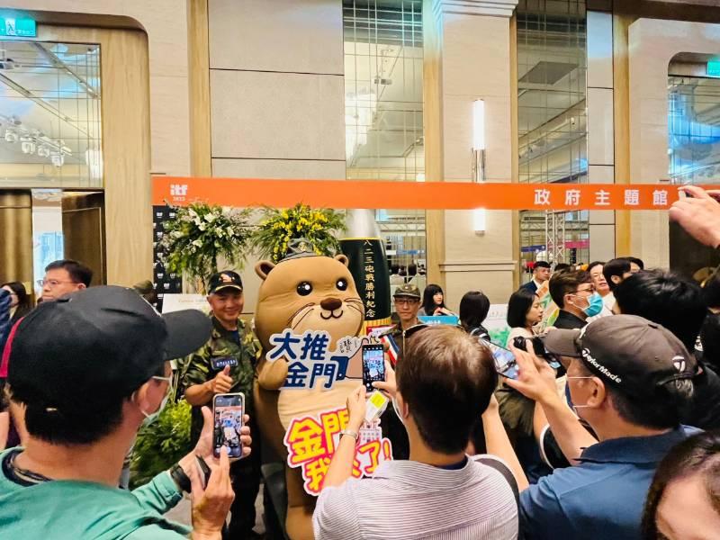 金門老兵跨海國際旅展 與阿特開著超吸睛迷你坦克