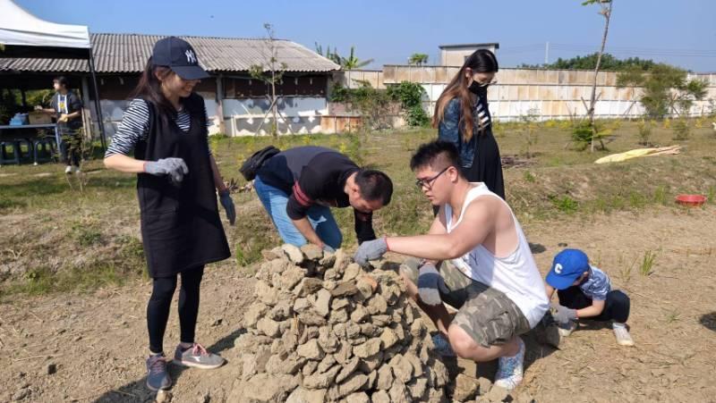 回憶童趣事 7旬翁帶兒孫合鴨藝術園地焢窯樂