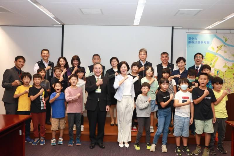 台中日本人學校師生訪中市府   副市長王育敏盼在台生活充實快樂 