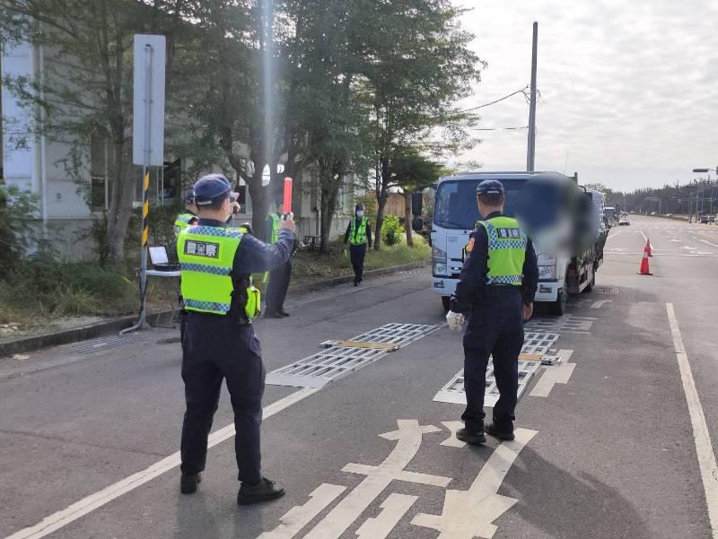 輪胎沉? 南警設活動地磅站變身超載剋星　