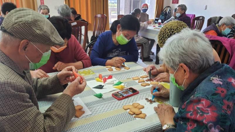 彰化榮家迎聖誕 住民彩繪糖霜餅乾添樂趣