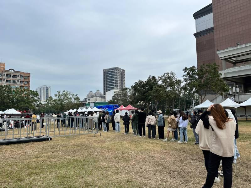 近午已有約千名粉絲排隊等候感受輝人及台南搖滾耶誕夜魅力 喊話黃偉哲我愛你