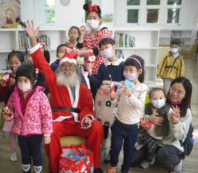 南市圖公園總館耶誕快閃 聖誕老公公出沒圖書館