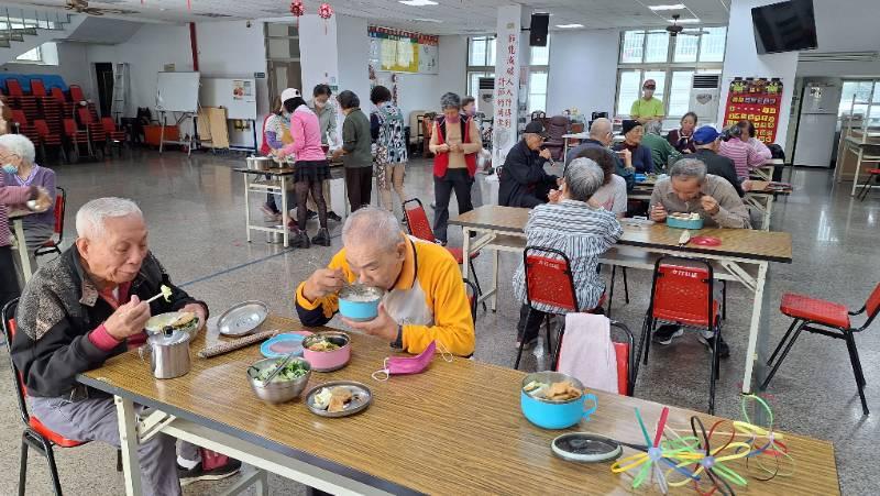 南市社會局響應低碳環保辦蔬食餐競賽  黃偉哲頒獎肯定52個優勝關懷據點