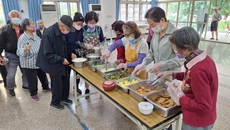 南市社會局響應低碳環保辦蔬食餐競賽  黃偉哲頒獎肯定52個優勝關懷據點