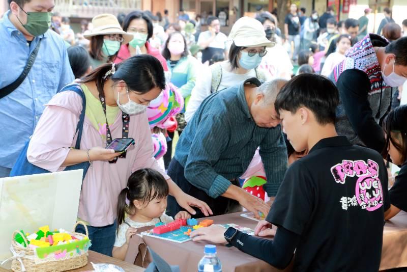 「2024臺南市耶誕跨年」首場活動總爺登場 ，劇團、造型氣球表演節慶味濃，吸引近萬民眾同樂