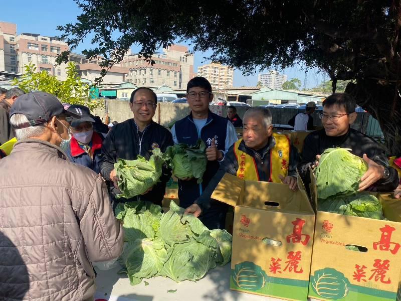 愛心不落人後 臺南榮欣志工隊響應小東里義賣高麗菜