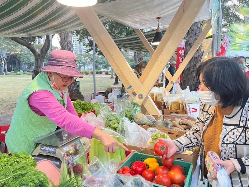 高雄市政府農業局舉辦「神農市集」 迎接新年度農特產品滿載