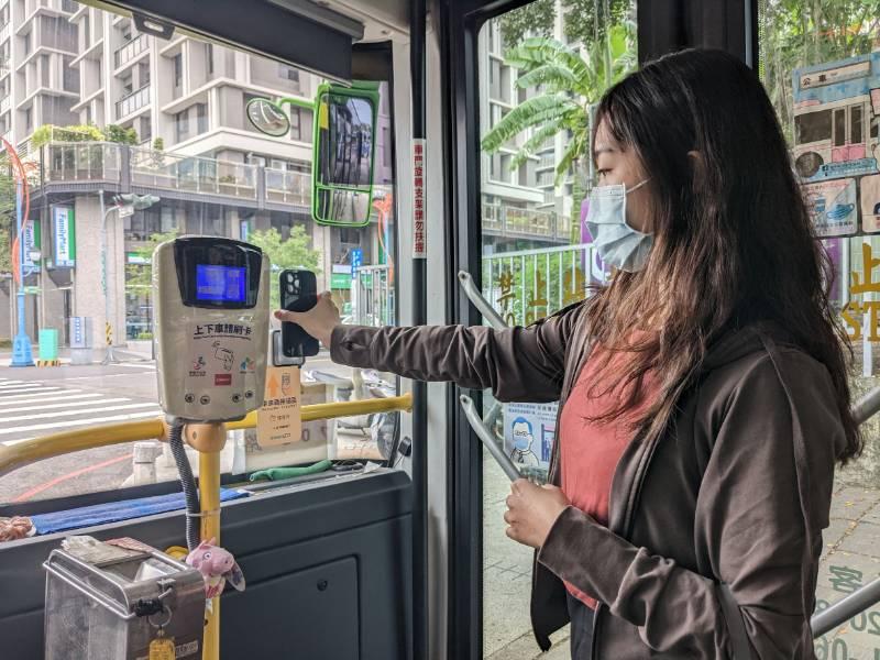 搭公車刷手機「碼也通」！中市公車搭載行動支付驗票機  服務再升級