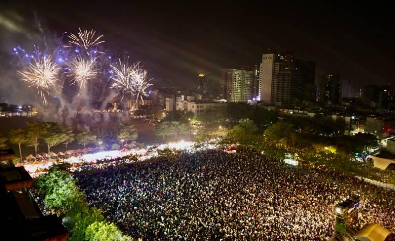 與世界交陪   台南好young跨年晚會演唱會等級 多國卡司雲集，雙現場共吸引2 5萬人次觀賞  並迅速清理復原場地