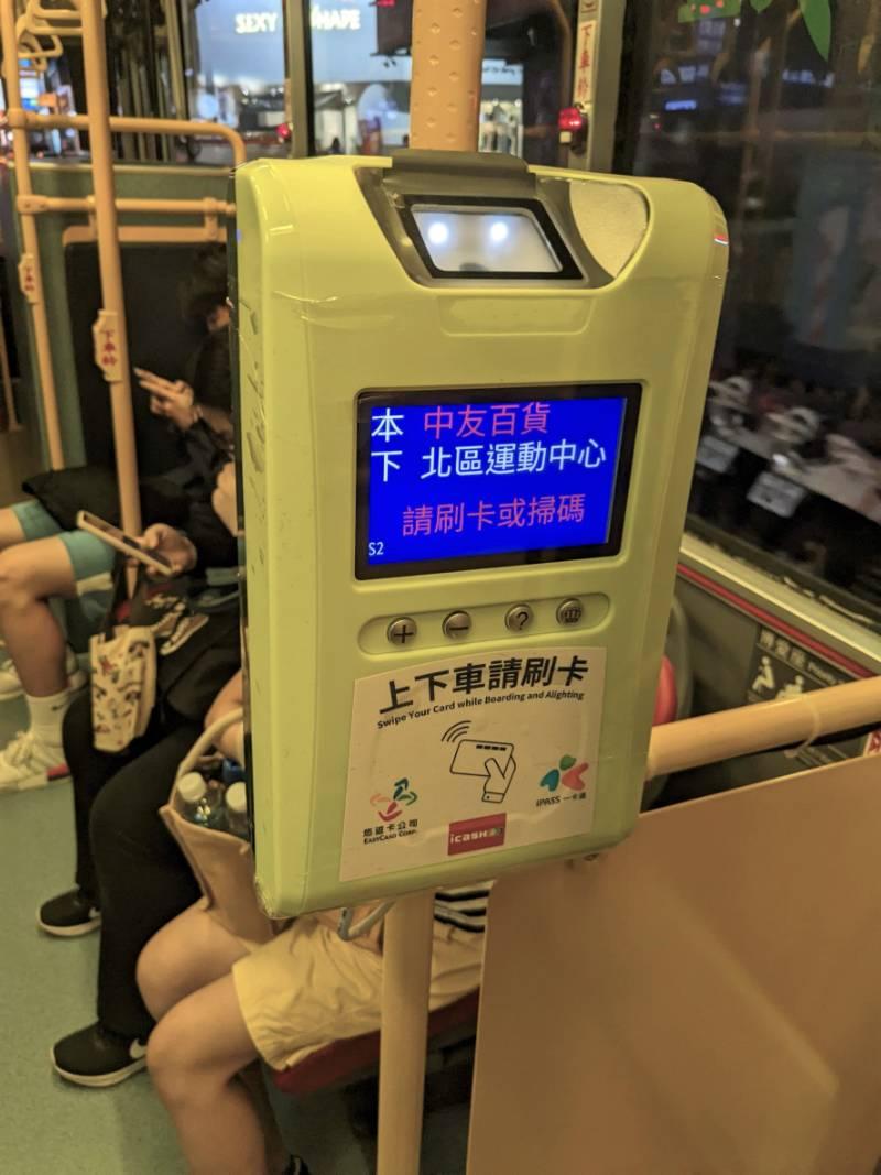 搭公車刷手機「碼也通」！中市公車搭載行動支付驗票機  服務再升級