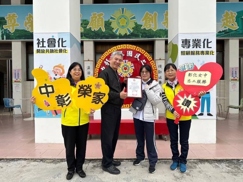 彰女志工服務中彰榮家 暖心關懷住民倍感溫馨