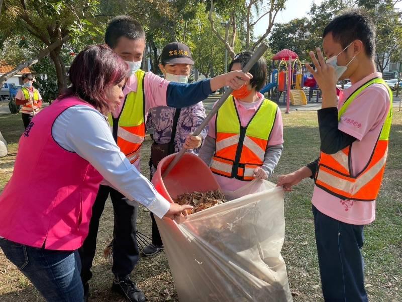 臺南忠孝里志工團與伊甸香柏樹智青打掃公園好溫馨  讓愛動起來