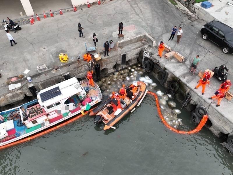 枋寮港區驚現油污 海巡派艇助清除