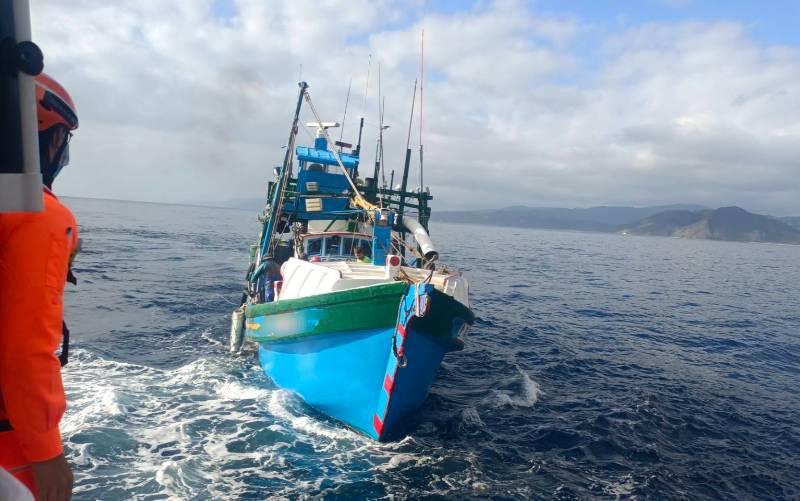 印尼漁工遭魟魚刺傷 海巡疾馳救援