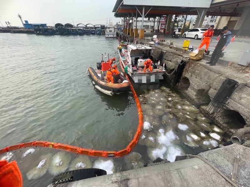 枋寮港區驚現油污 海巡派艇助清除