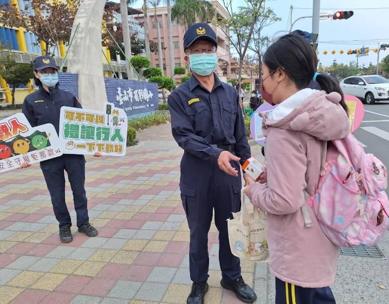 開學首日南警溫馨護童 學童收到文具樂開懷