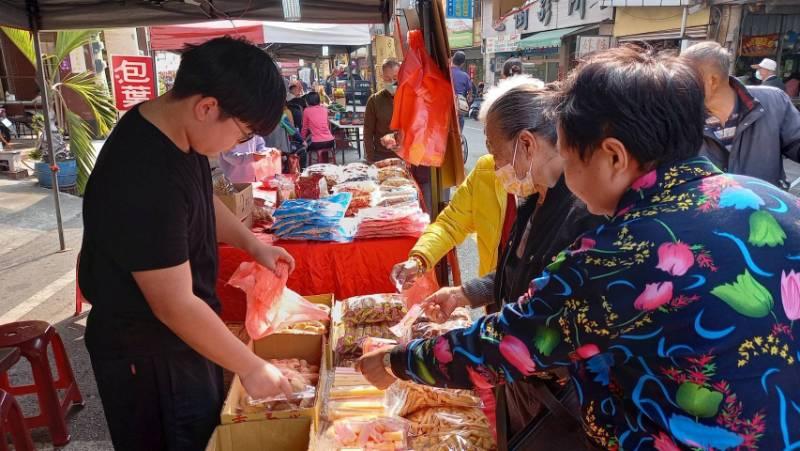 彰化榮家住民逛年貨大街 開心抽獎採買年貨