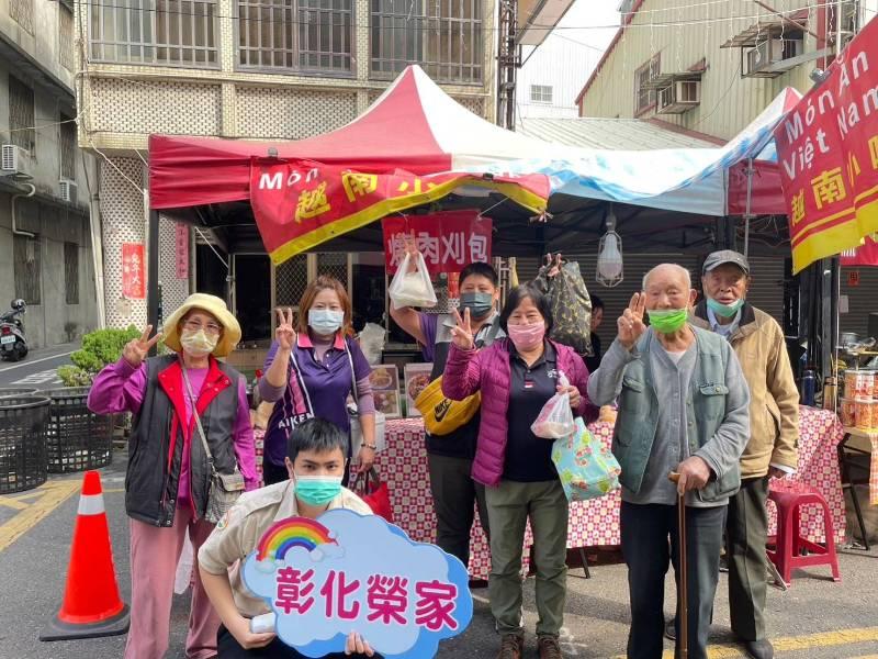 彰化榮家住民逛年貨大街 開心抽獎採買年貨