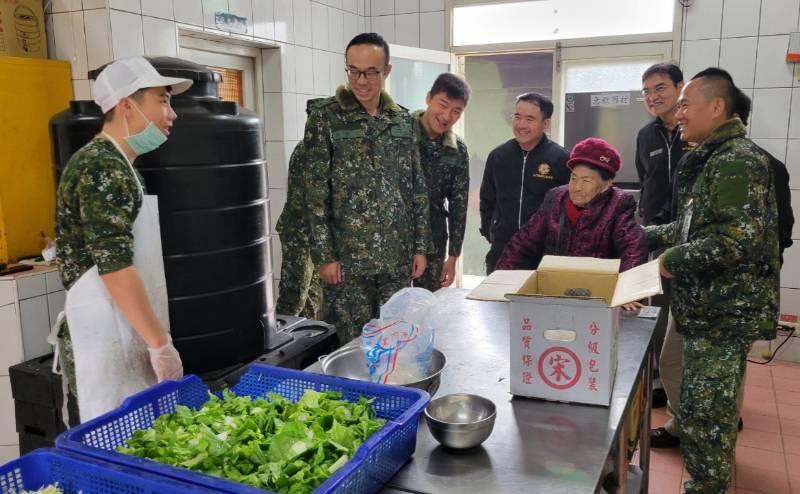 官澳阿嬤感恩阿兵哥義舉 金門榮服處助參訪馬山據點圓夢