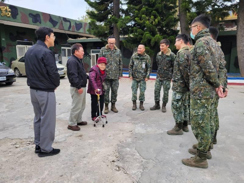 官澳阿嬤感恩阿兵哥義舉 金門榮服處助參訪馬山據點圓夢