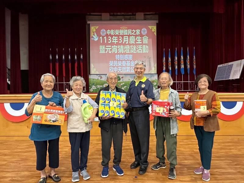 102歲榮民嵩壽 中彰榮家慶生與住民猜燈謎 歡聚滿堂鬧元宵