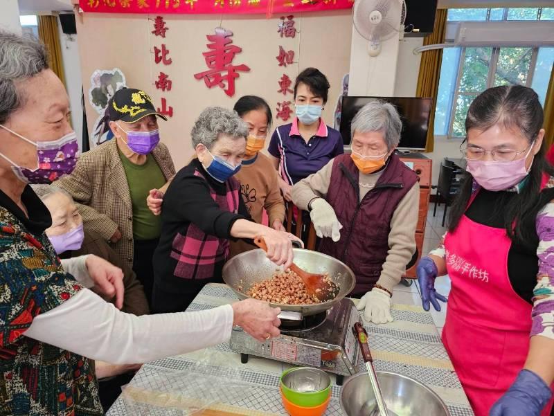 龍來作伙玩烘焙 彰化榮家住民體驗炒花生酥糖