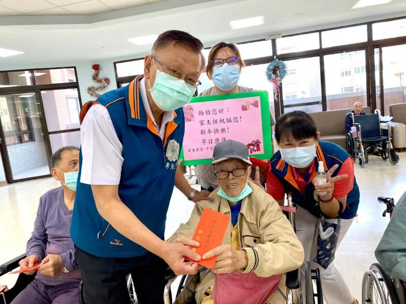 屏東榮家春節送愛 關懷訪慰住院榮民