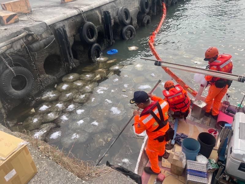 枋寮港區驚現油污 海巡派艇助清除