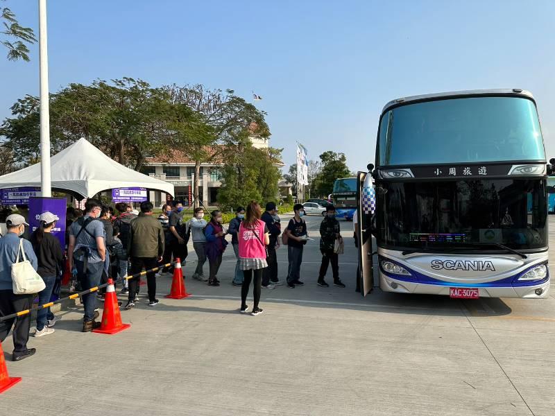 高鐵燈區假日車多  萬國通路停車場轉乘紫線接駁車  快速進離場還送小龍包提燈