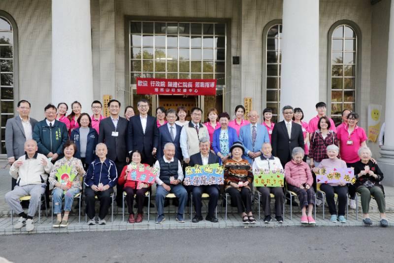 台南市長黃偉哲與陳建仁前往臺南市關廟區悠然山莊安養中心，慰訪關懷機構內長者