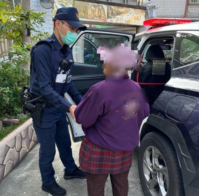 暖警助迷途婦返家團圓 家人感激萬分