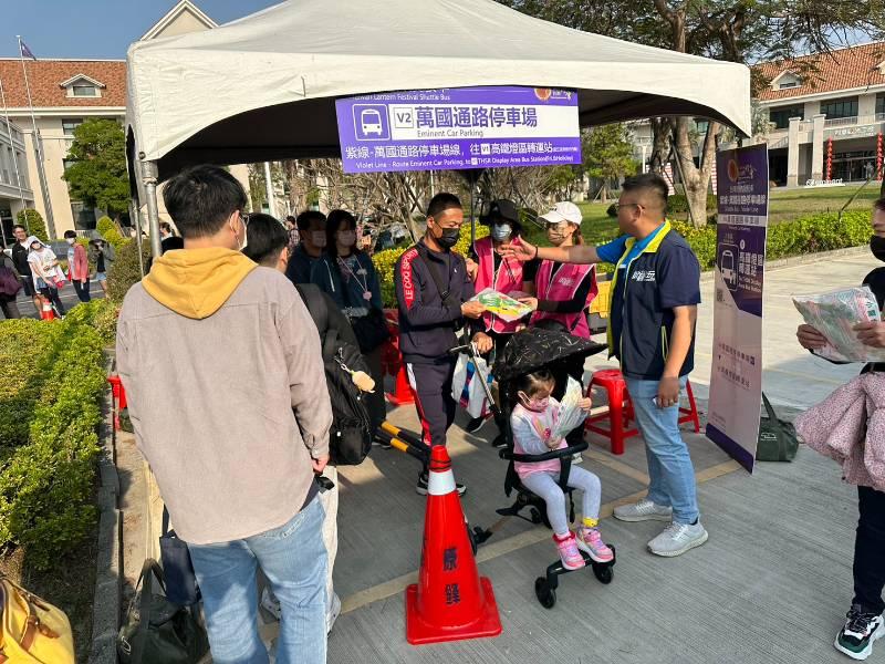 高鐵燈區假日車多  萬國通路停車場轉乘紫線接駁車  快速進離場還送小龍包提燈