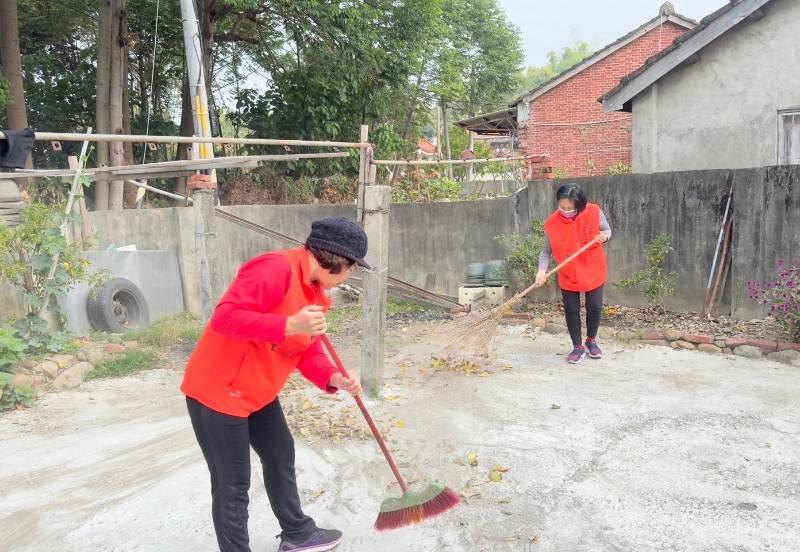 彰化榮服處榮欣志工歲末關懷獨居長者 協助居家環清