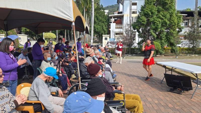 田中淑雲歌唱班歡樂歌聲 陪伴彰化榮家住民午後時光