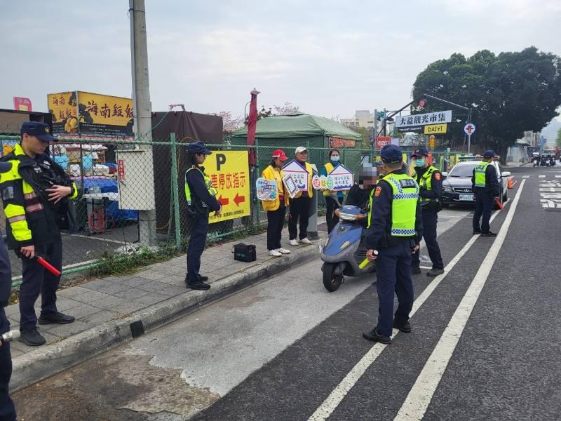 防制交通事故 南警與志工一起來