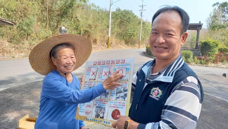 彰化榮家住民健走賞花趣 拍美照感受春意盎然